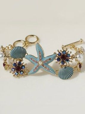 💙 Betsey Johnson Stunning Seashell statement bracelet💙